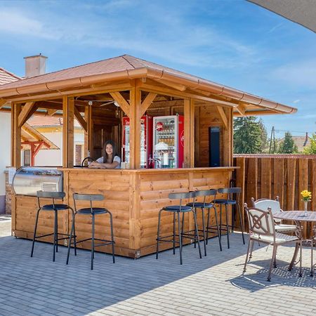 100 Eves Fogado Bed & Breakfast Szatymaz ภายนอก รูปภาพ
