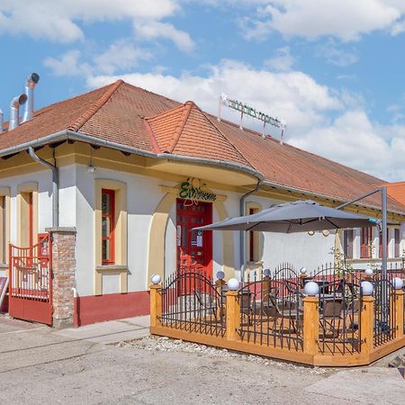 100 Eves Fogado Bed & Breakfast Szatymaz ภายนอก รูปภาพ