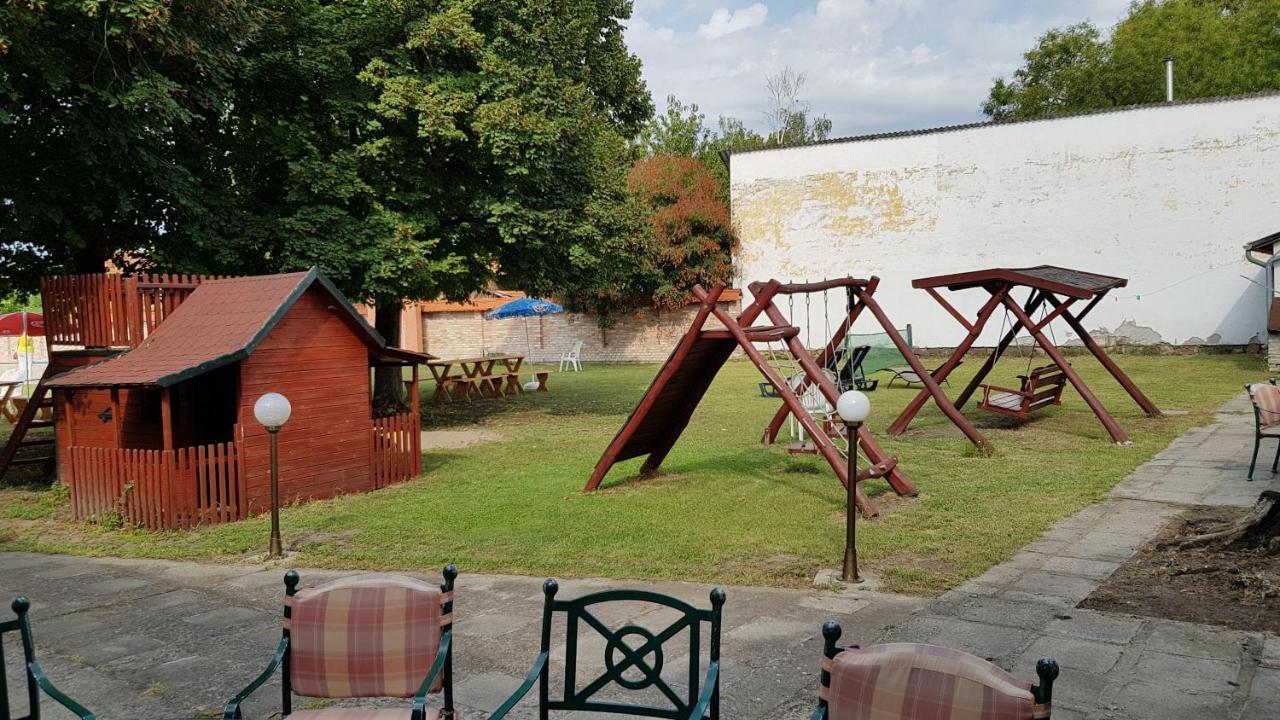 100 Eves Fogado Bed & Breakfast Szatymaz ภายนอก รูปภาพ
