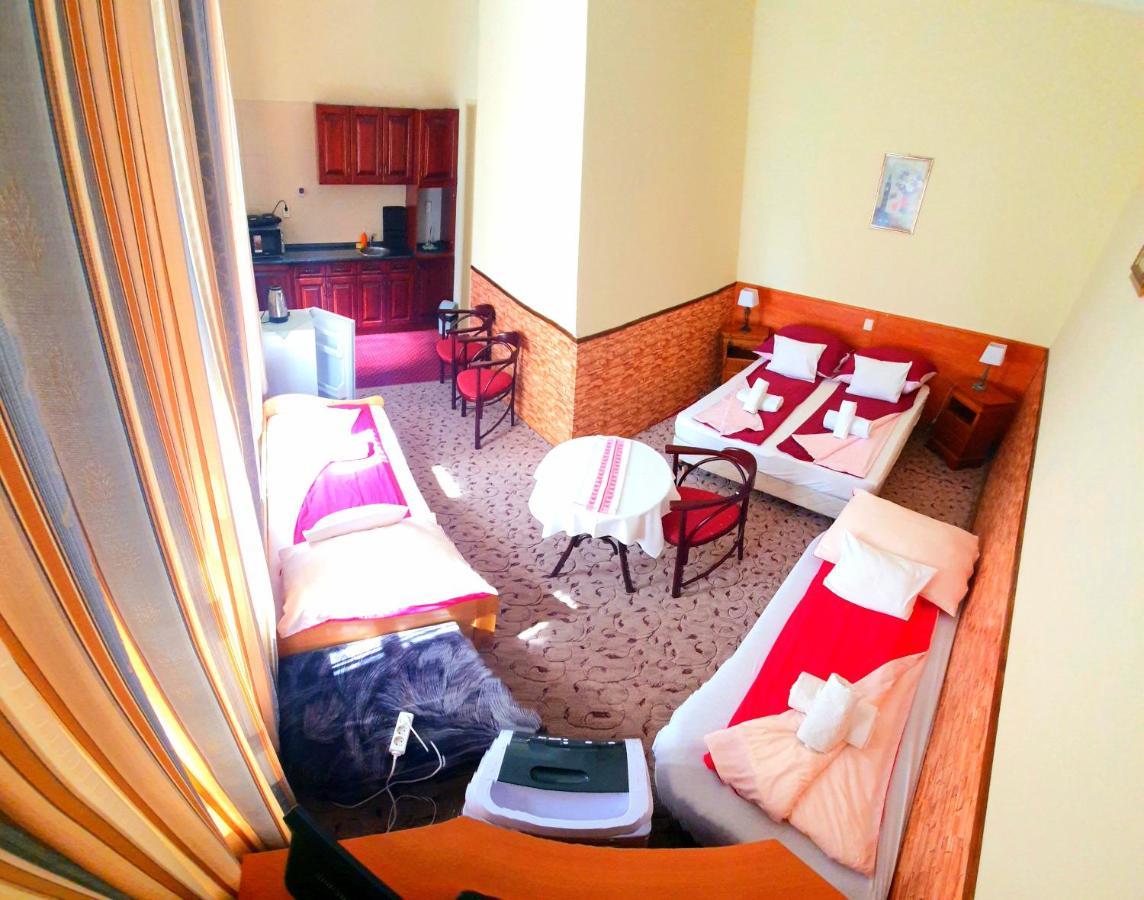 100 Eves Fogado Bed & Breakfast Szatymaz ภายนอก รูปภาพ
