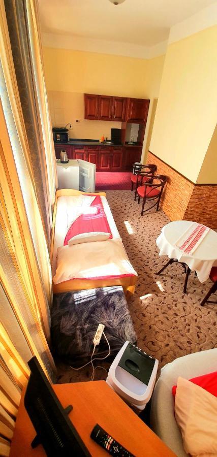 100 Eves Fogado Bed & Breakfast Szatymaz ภายนอก รูปภาพ