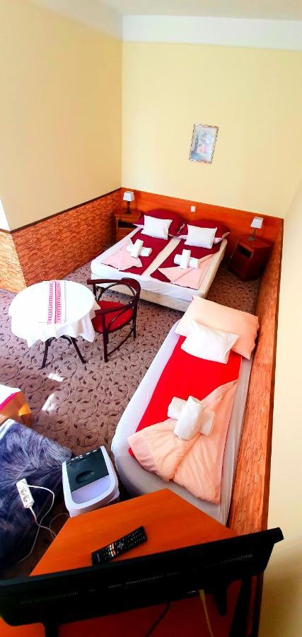 100 Eves Fogado Bed & Breakfast Szatymaz ภายนอก รูปภาพ