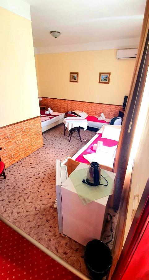 100 Eves Fogado Bed & Breakfast Szatymaz ภายนอก รูปภาพ