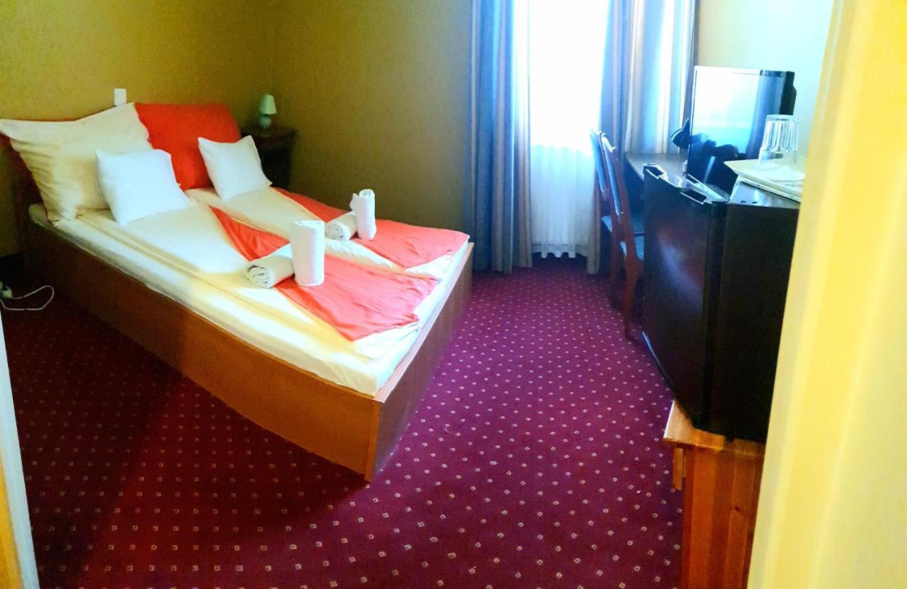 100 Eves Fogado Bed & Breakfast Szatymaz ภายนอก รูปภาพ