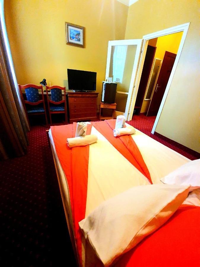 100 Eves Fogado Bed & Breakfast Szatymaz ภายนอก รูปภาพ