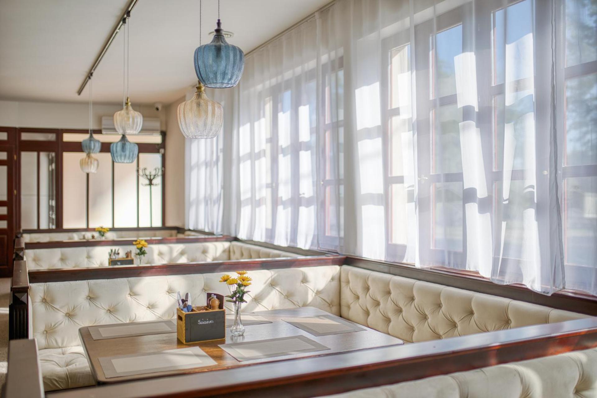 100 Eves Fogado Bed & Breakfast Szatymaz ภายนอก รูปภาพ
