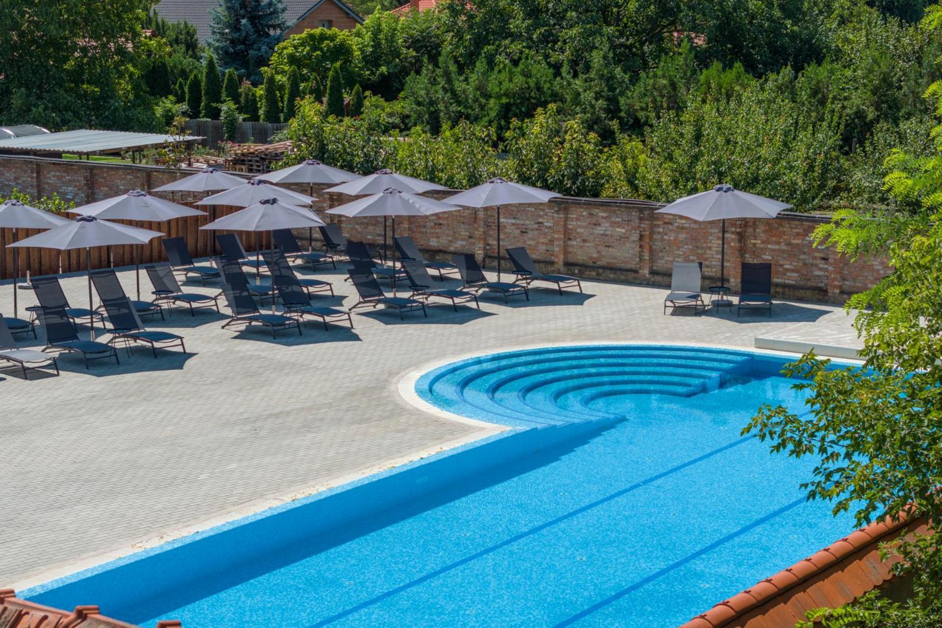 100 Eves Fogado Bed & Breakfast Szatymaz ภายนอก รูปภาพ