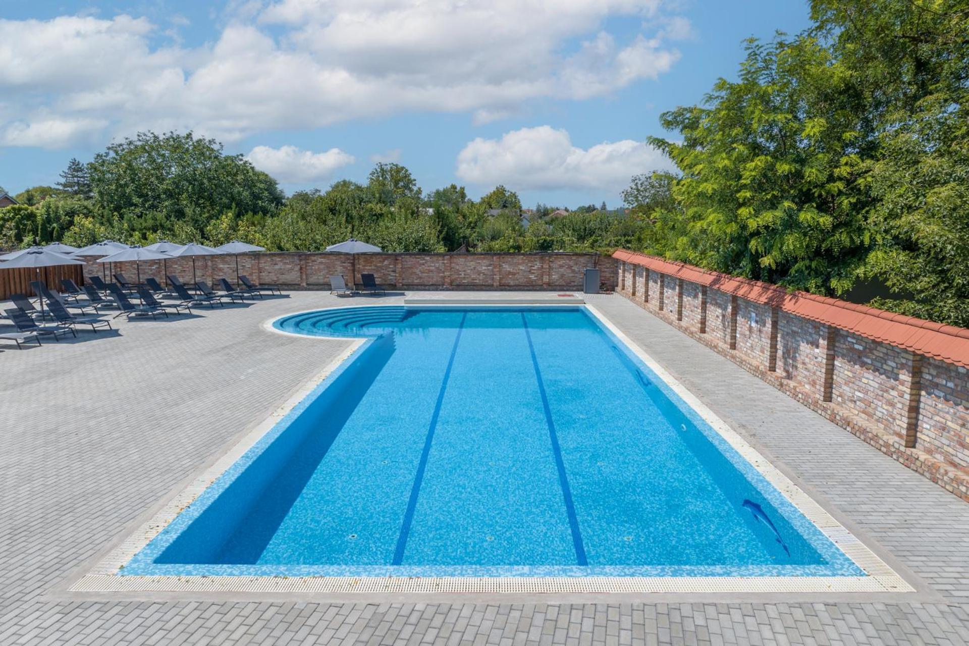 100 Eves Fogado Bed & Breakfast Szatymaz ภายนอก รูปภาพ