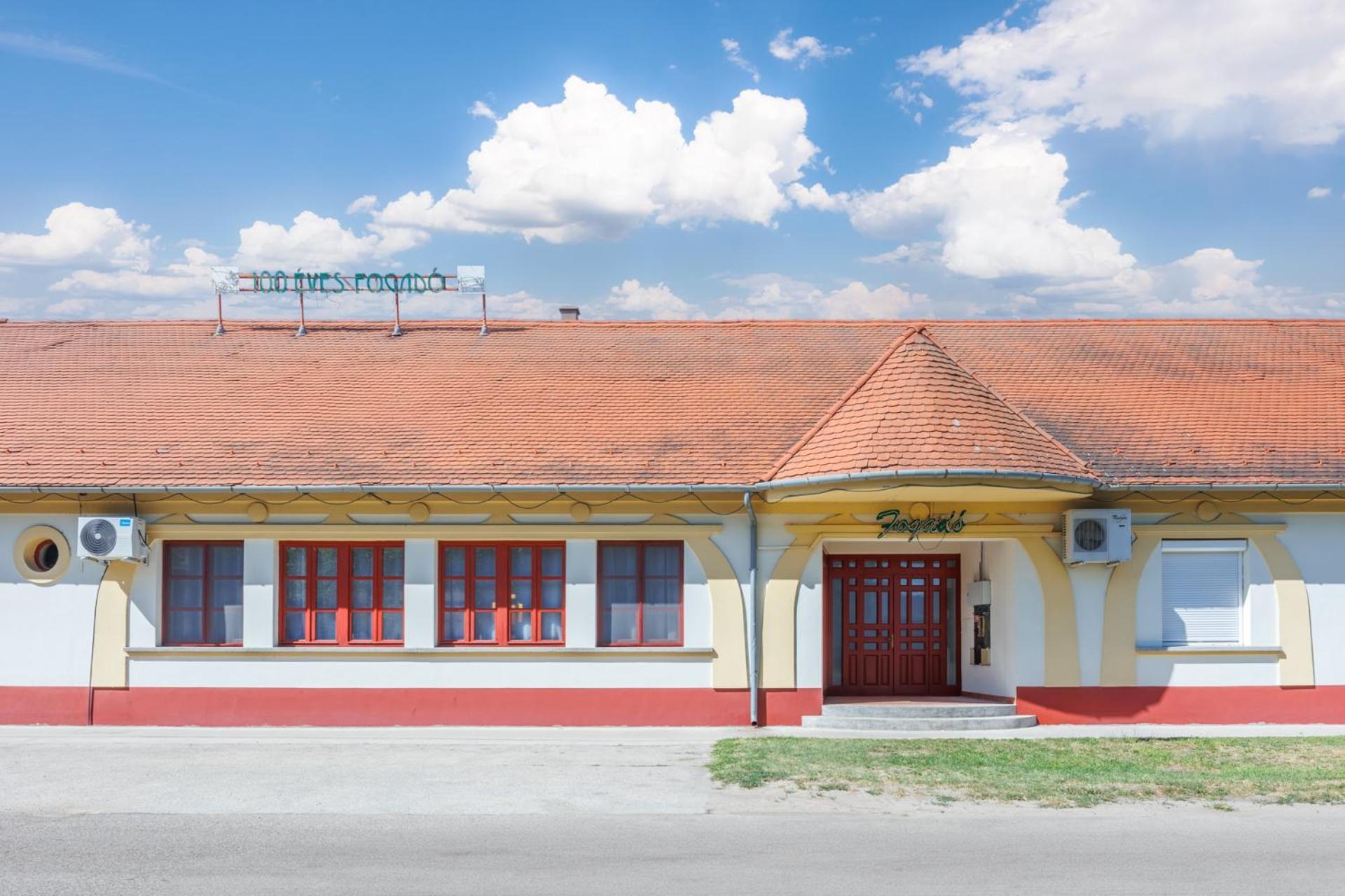 100 Eves Fogado Bed & Breakfast Szatymaz ภายนอก รูปภาพ