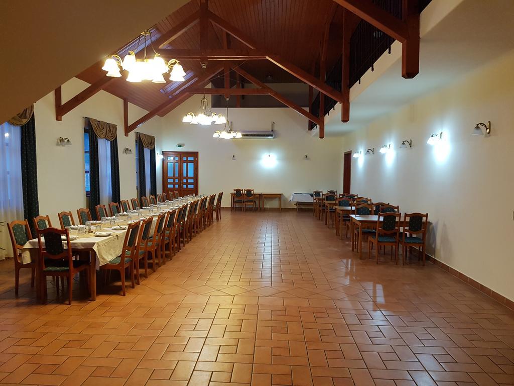 100 Eves Fogado Bed & Breakfast Szatymaz ภายนอก รูปภาพ