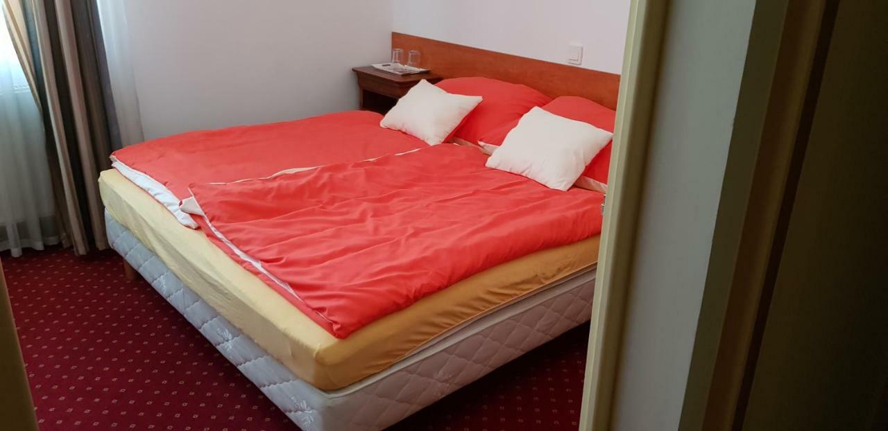 100 Eves Fogado Bed & Breakfast Szatymaz ภายนอก รูปภาพ