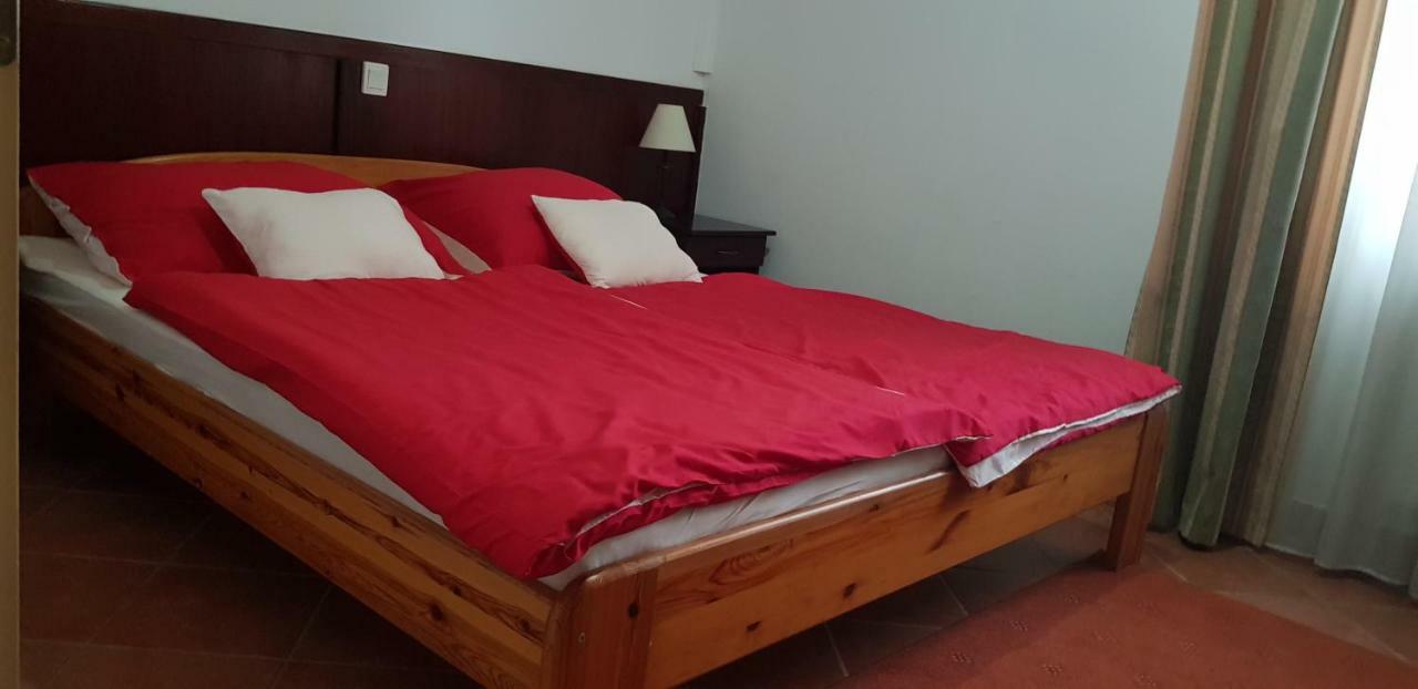 100 Eves Fogado Bed & Breakfast Szatymaz ภายนอก รูปภาพ