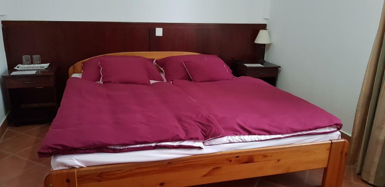 100 Eves Fogado Bed & Breakfast Szatymaz ภายนอก รูปภาพ
