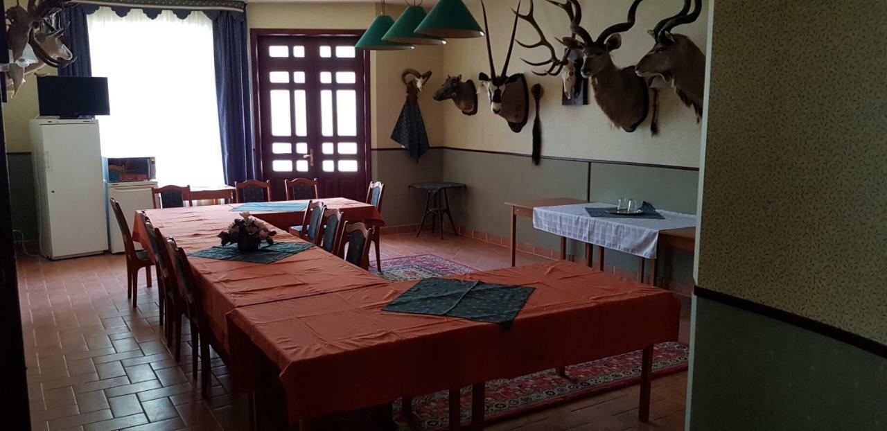 100 Eves Fogado Bed & Breakfast Szatymaz ภายนอก รูปภาพ